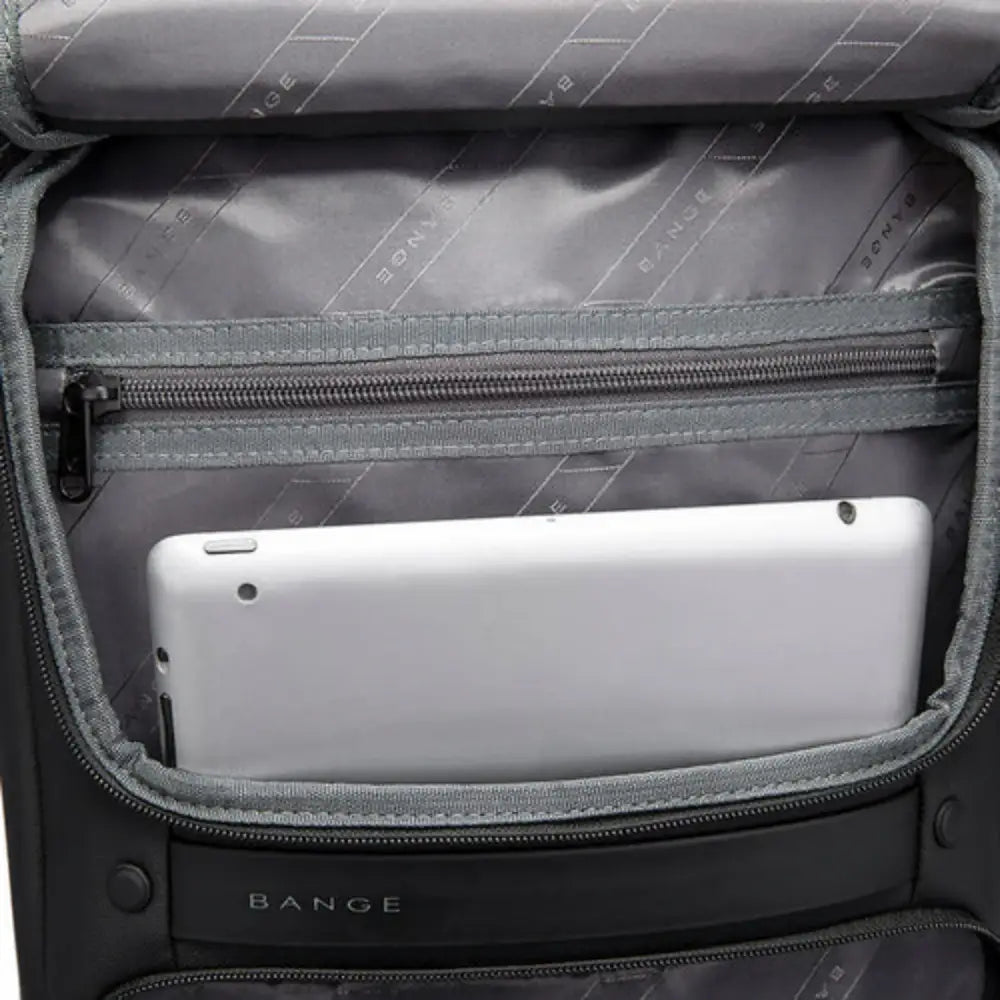 Intérieur du sac à dos gris avec tablette.