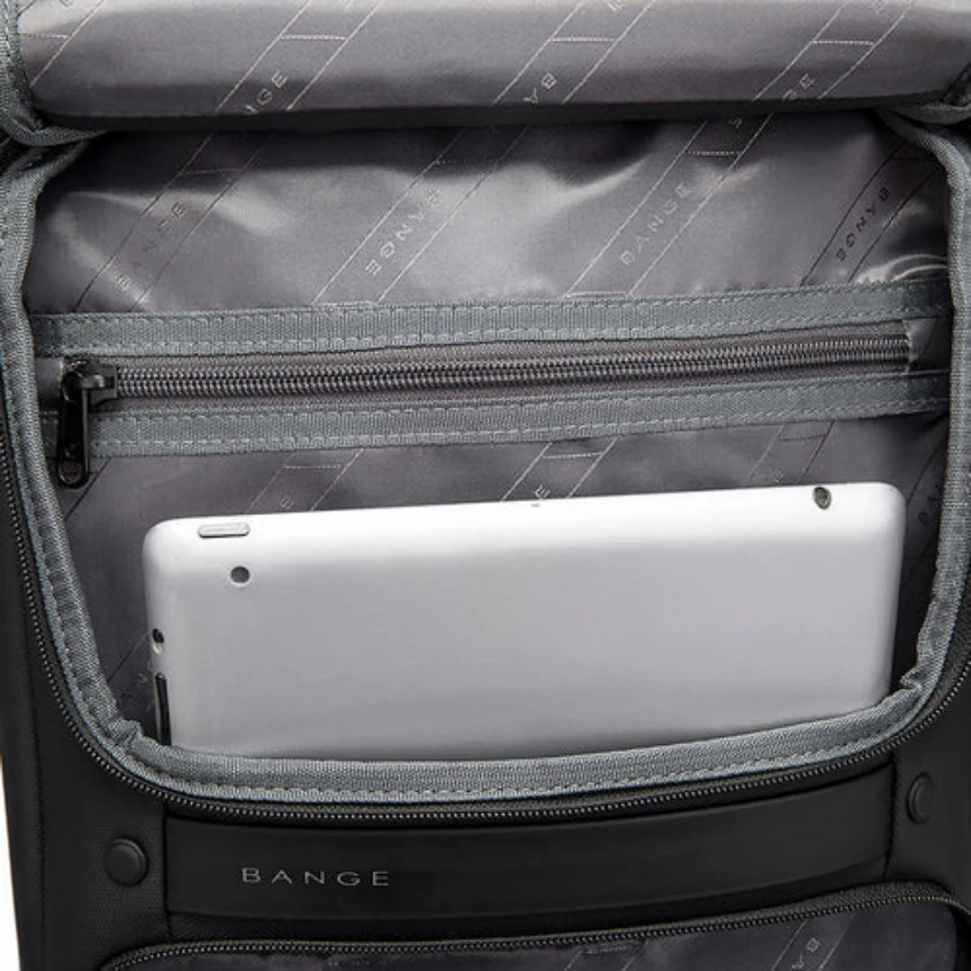 Intérieur du sac à dos gris avec tablette.