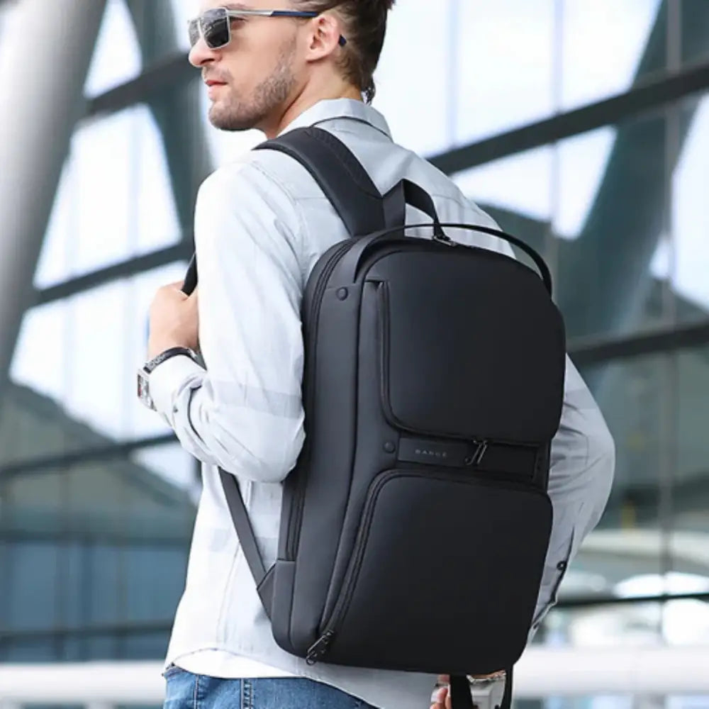 Sac à dos noir à compartiments multiples.