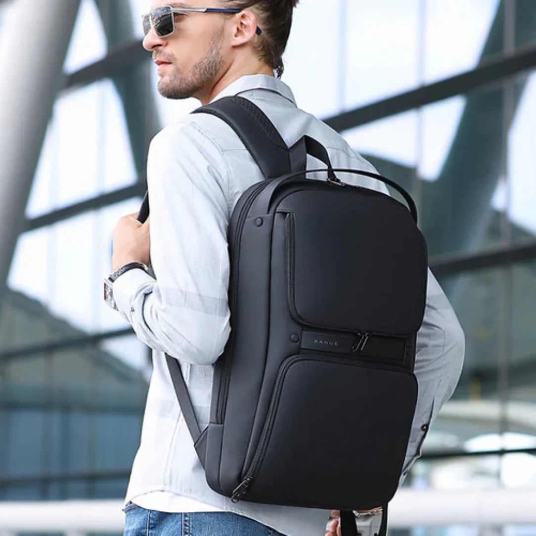 Sac à dos noir à compartiments multiples.