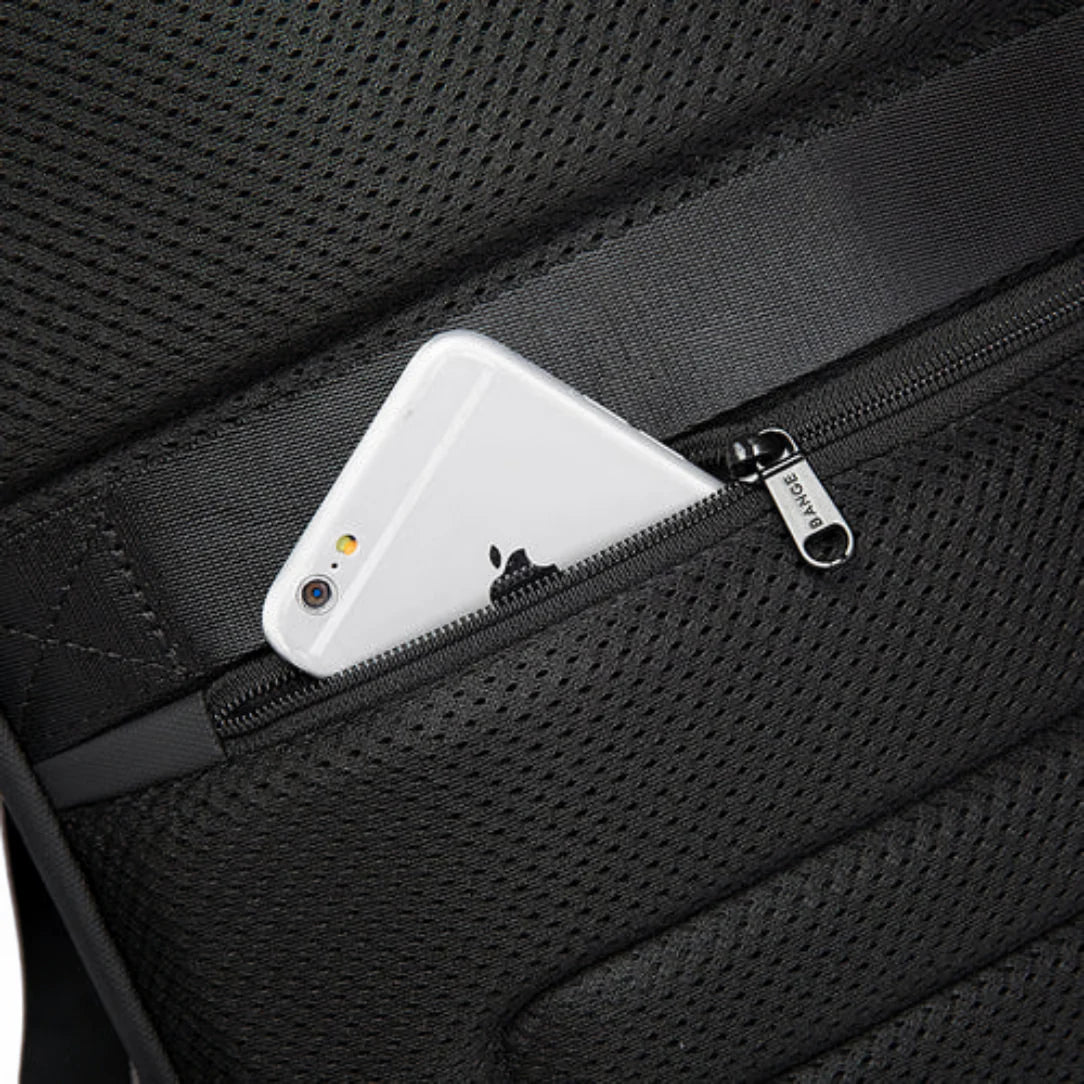 Sac à dos en maille noire avec téléphone blanc.