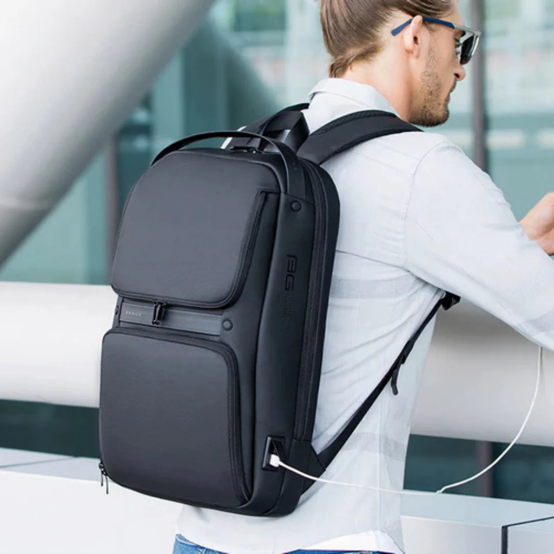 Sac à dos noir avec port de charge USB.