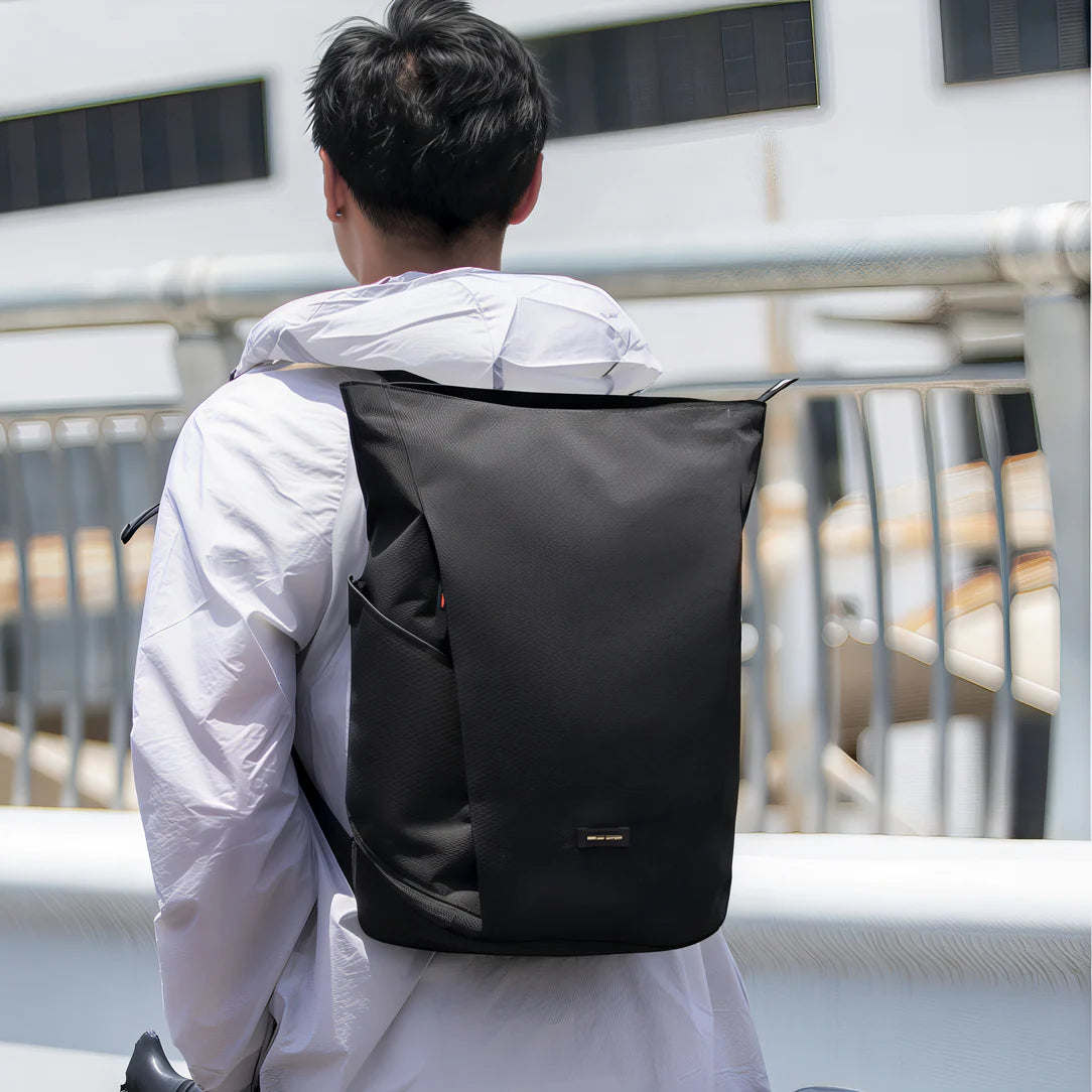 Sac à dos ordinateur homme tendance JetTech porté par une personne élégante