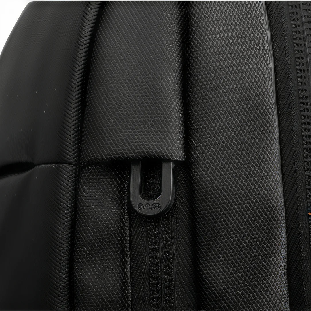 Détail du sac à dos pc 15 pouces femme FifteenX avec texture noire élégante