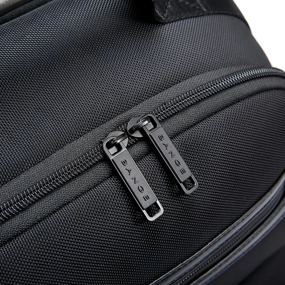 Sac noir avec tirettes.