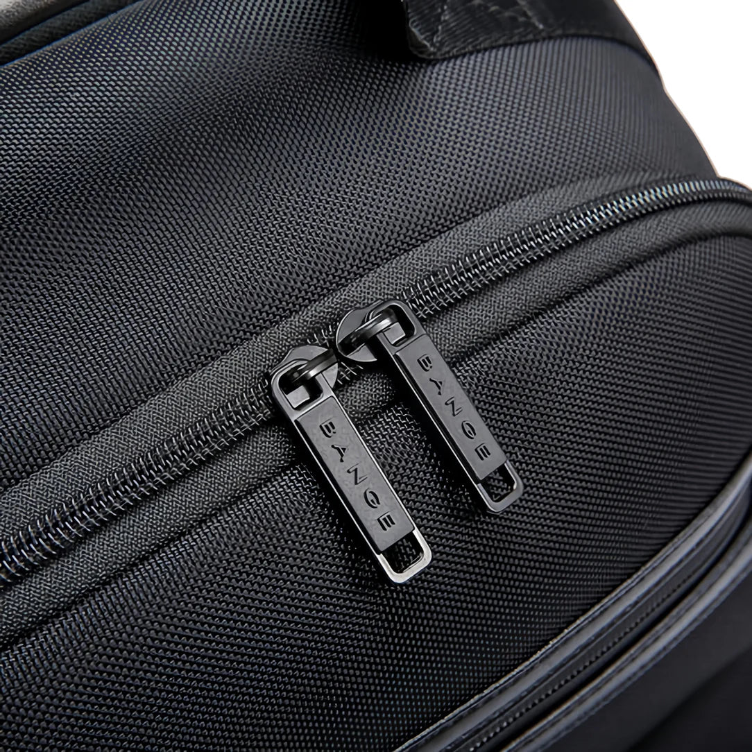 Sac noir avec tirettes.