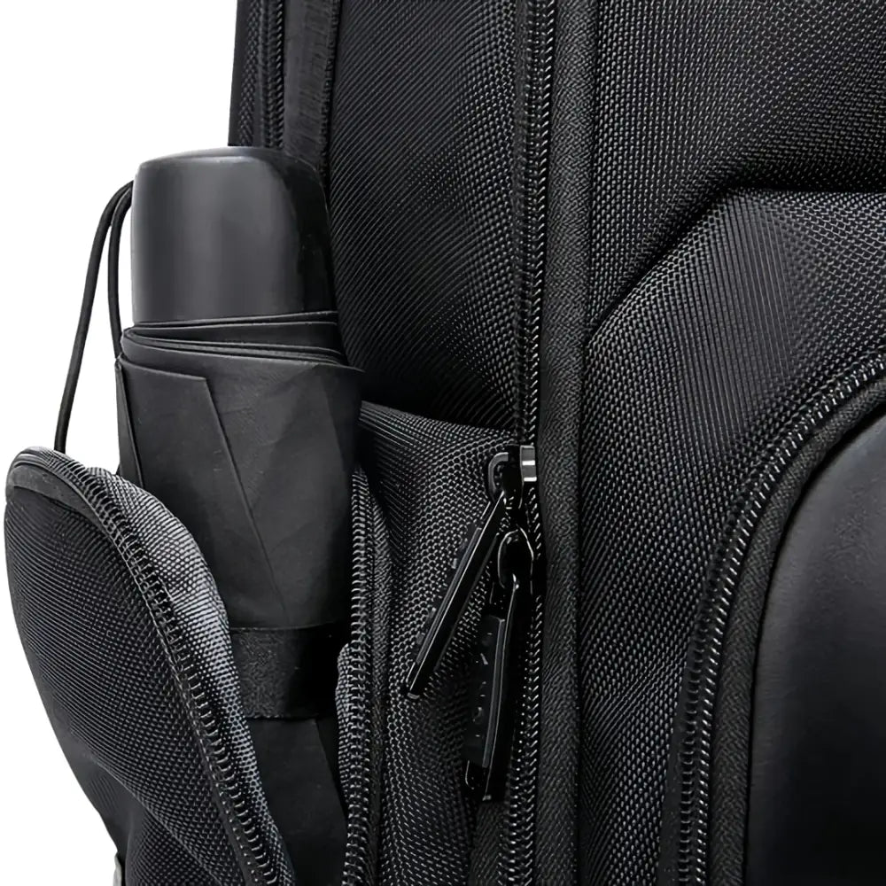 Sac à dos noir avec parapluie.