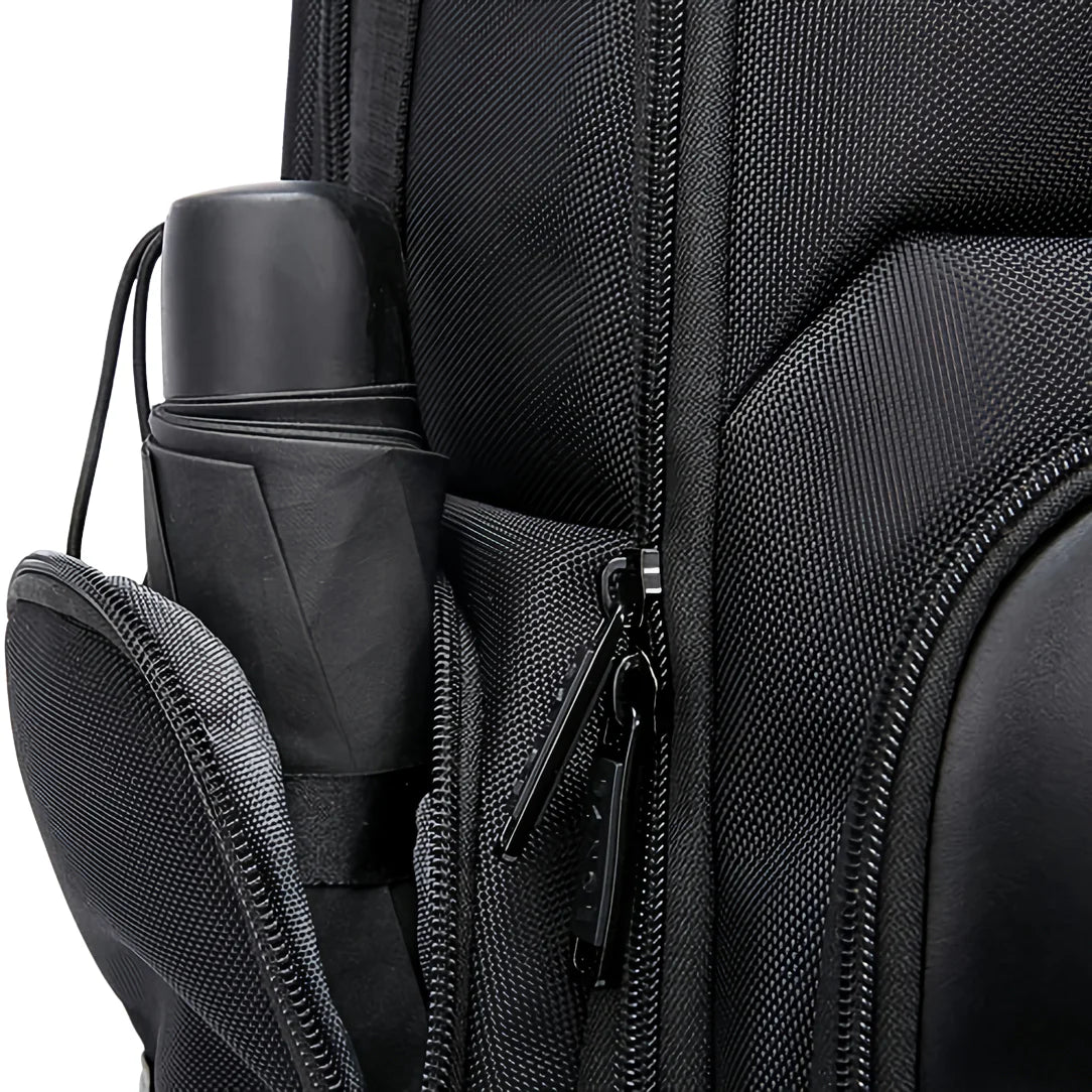 Sac à dos noir avec parapluie.
