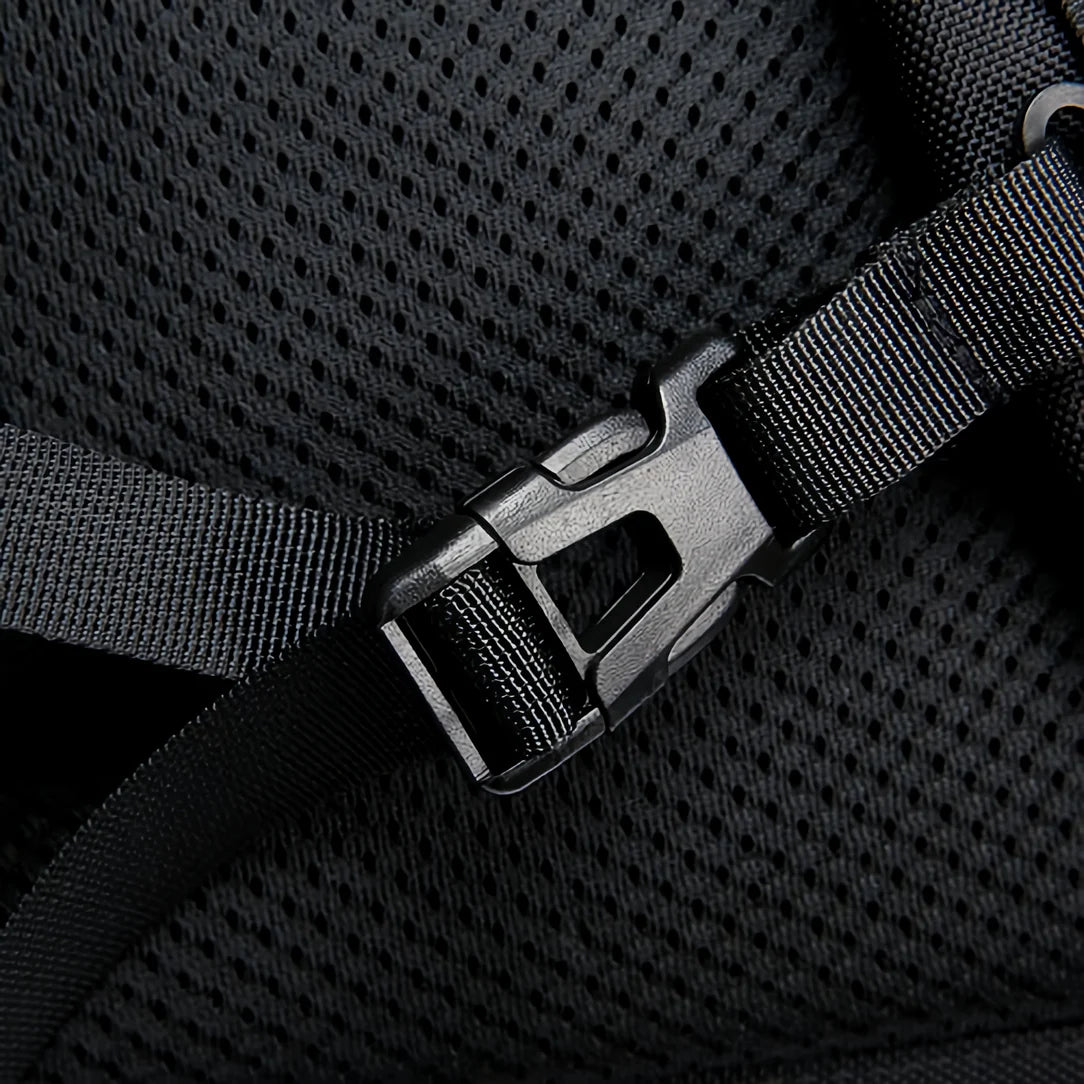 Boucle en plastique noir sur la sangle.