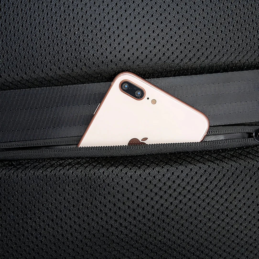 Smartphone en or rose dans une pochette zippée.