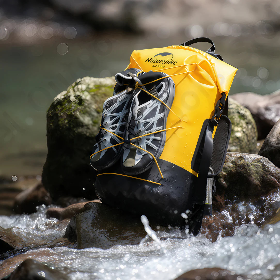 Sac à dos randonnée étanche IPX6 TPU avec chaussures attachées et design jaune et noir