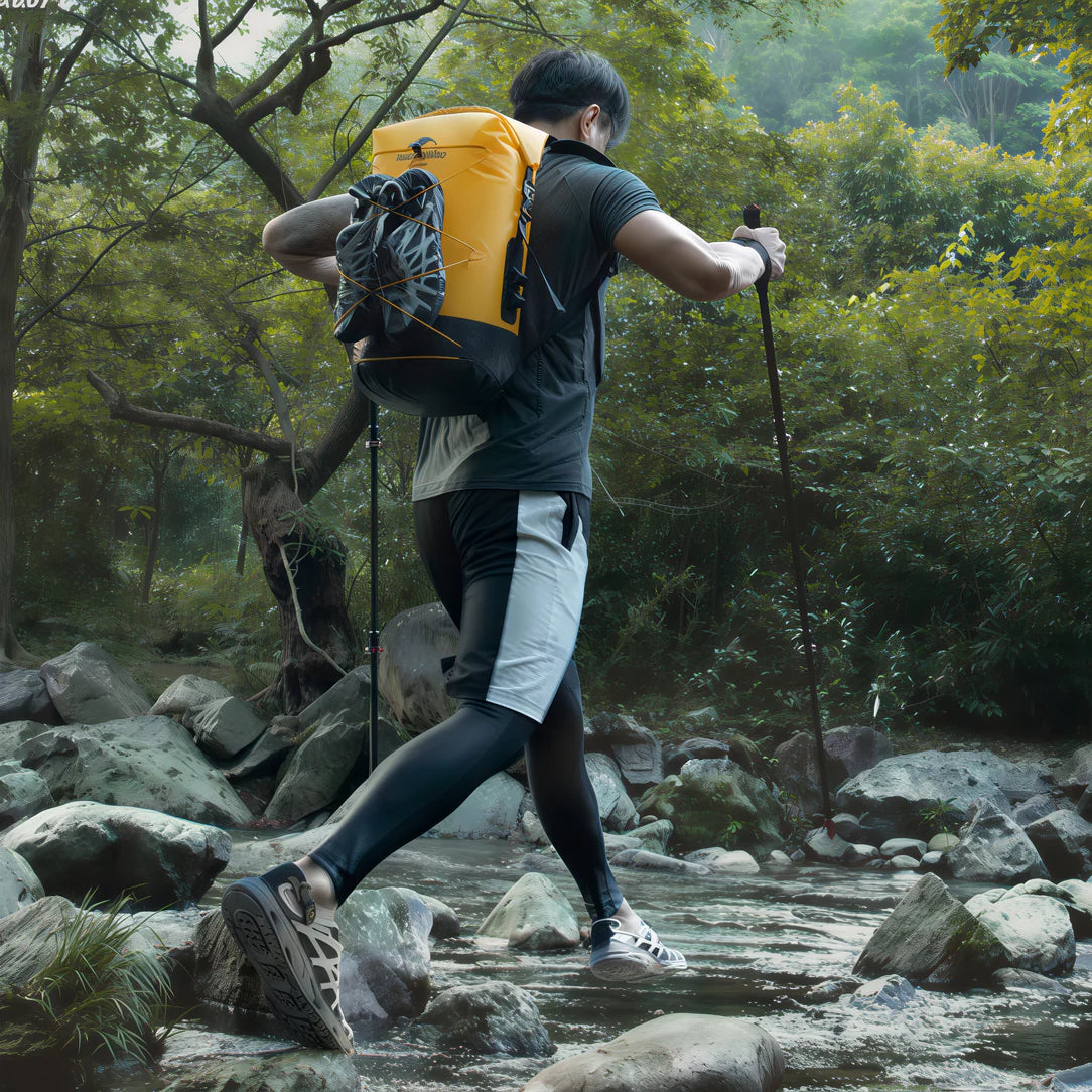 Hiker avec sac à dos randonnée étanche IPX6 TPU et sac à dos jaune