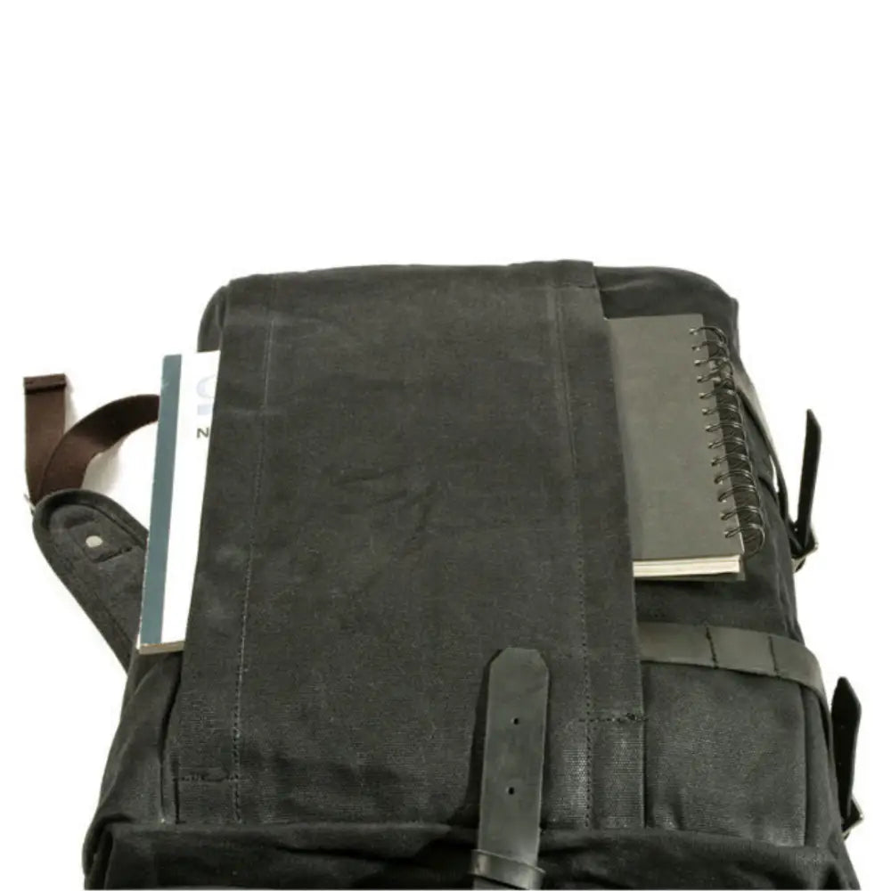 Sac à dos rétro vintage noir en toile avec des livres, idéal pour le style rétro