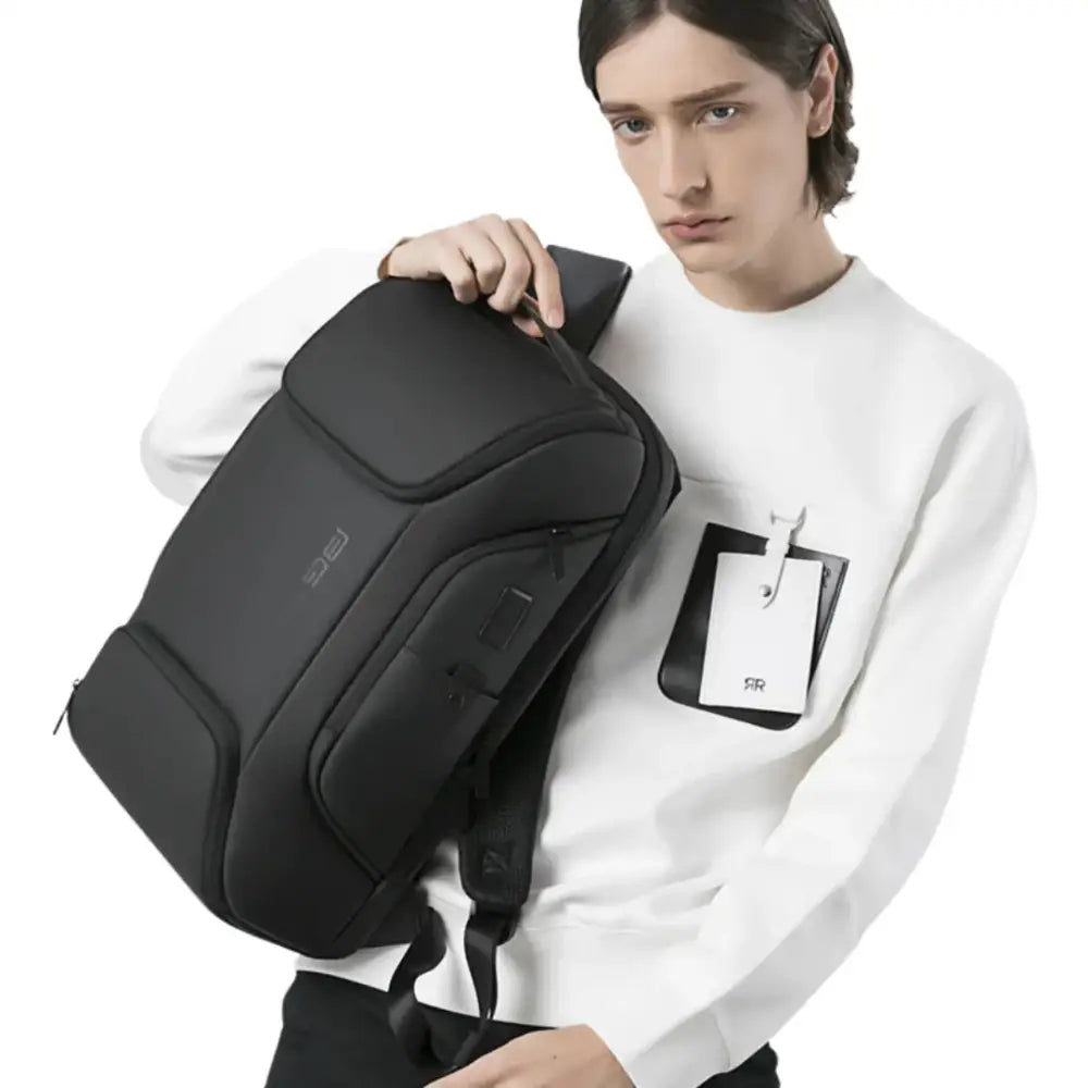 Sac à dos noir et moderne.