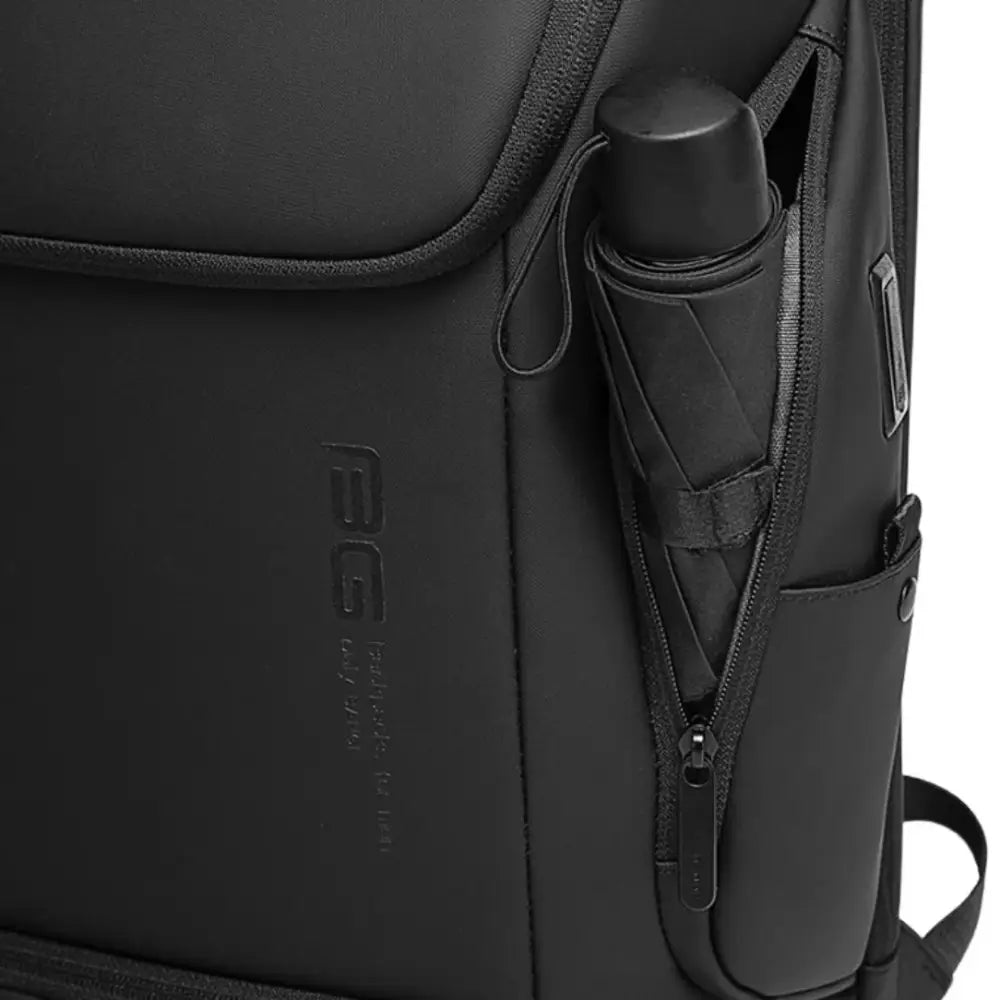 Sac à dos noir avec parapluie dans la poche latérale.