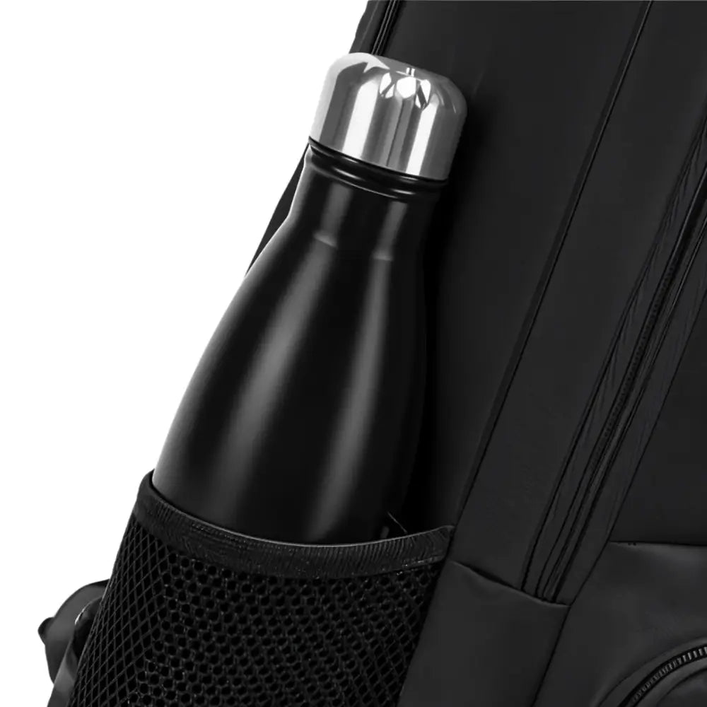 Bouteille d’eau noire dans une pochette en filet.
