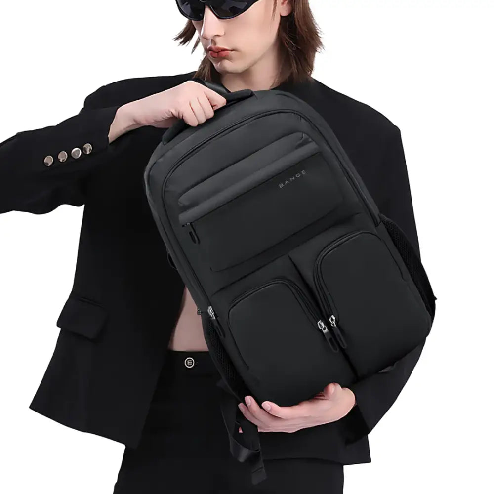 Sac à dos noir avec plusieurs poches.