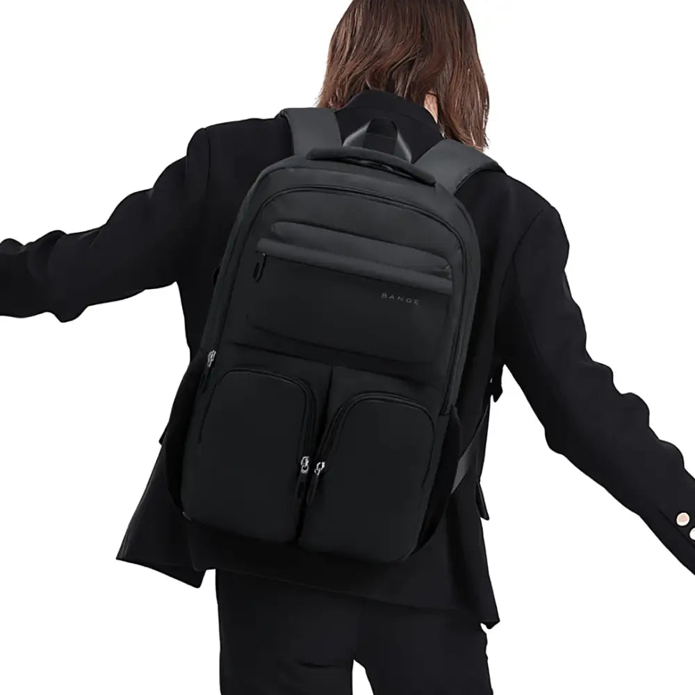 Sac à dos noir avec plusieurs poches.