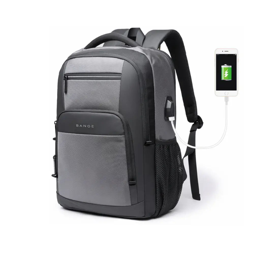 Sac à dos gris et noir avec câble de recharge connecté à un smartphone.