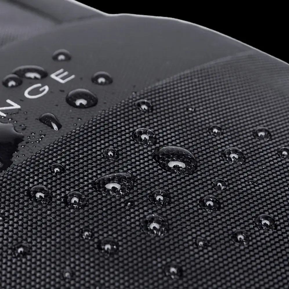 Surface texturée noire hydrofuge.