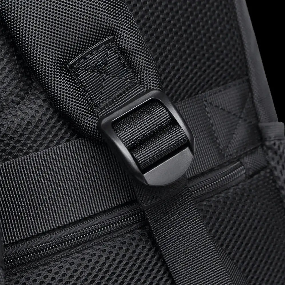 Ajustement de la sangle du sac à dos en nylon noir.