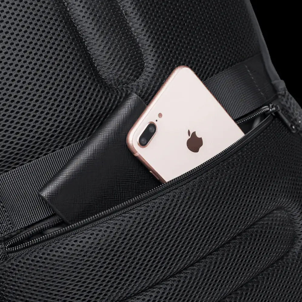 Sac à dos noir avec pochette pour téléphone et portefeuille.