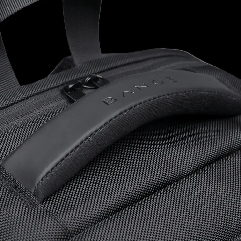 Poignée de sac à dos noire.