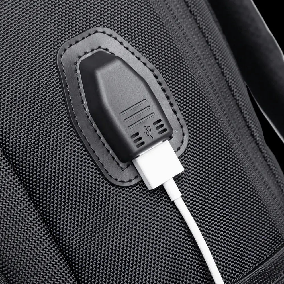 Port USB noir avec câble blanc.