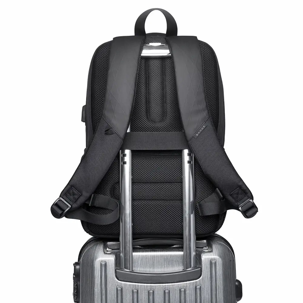 Sac à dos noir sur une valise.