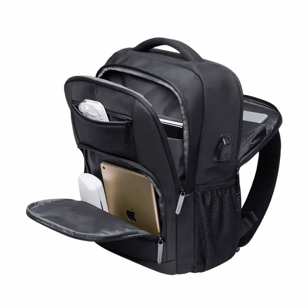 Sac à dos noir ouvert contenant des appareils électroniques.