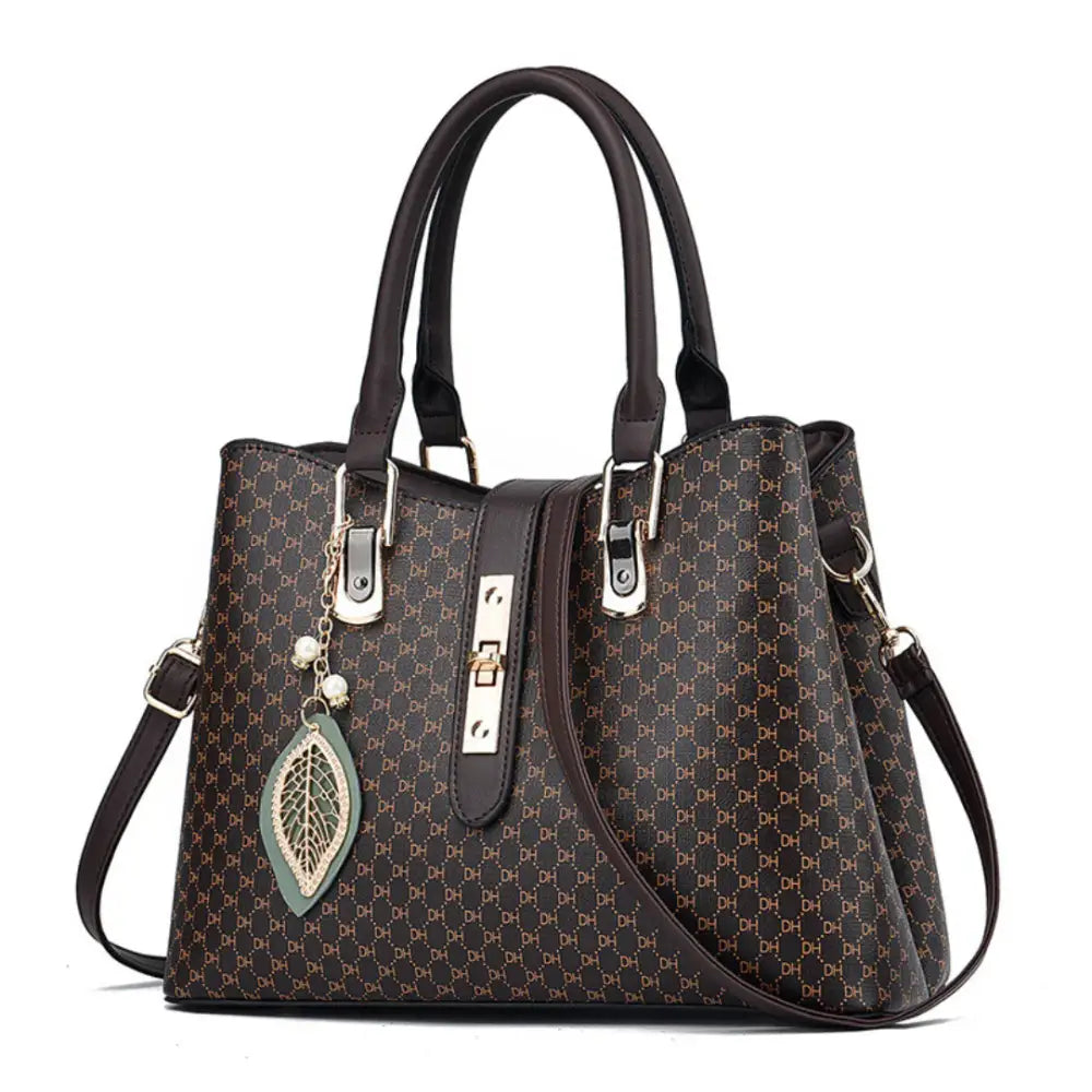 Sac à main classique brun avec motif et charm feuille pour un style élégant