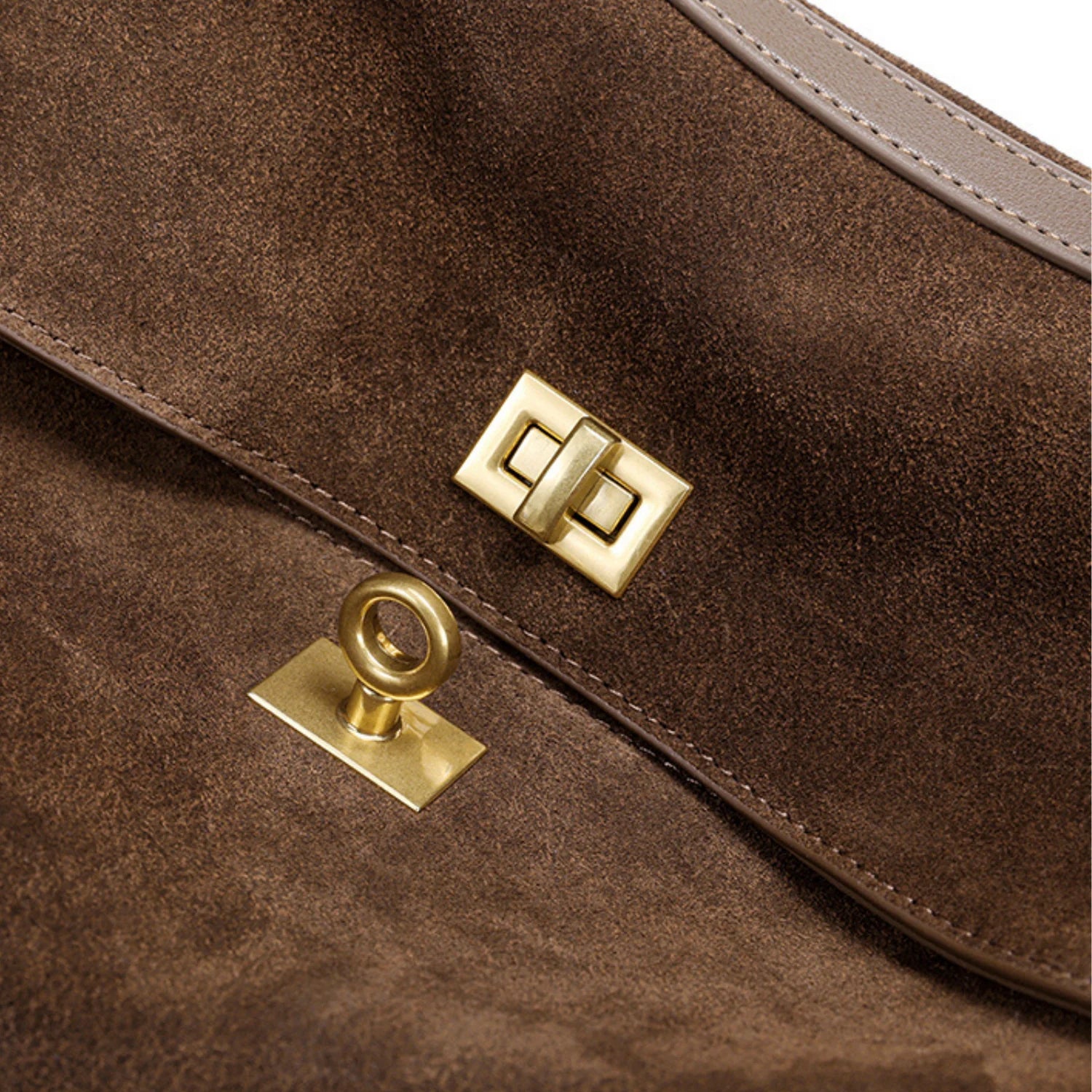 Sac à main cours capucine en daim souple marron avec ferrures métalliques dorées et bandoulière