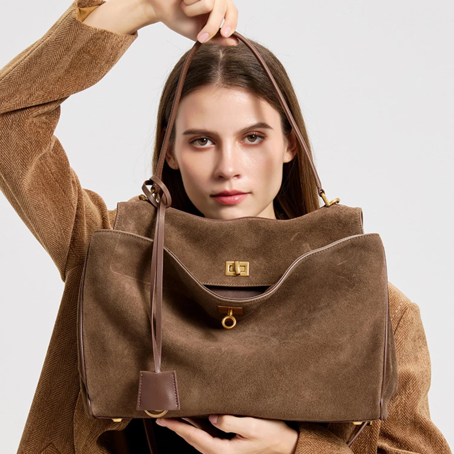 Sac à main de cours capucine en daim souple marron avec bandoulière et fermeture à rabat dorée