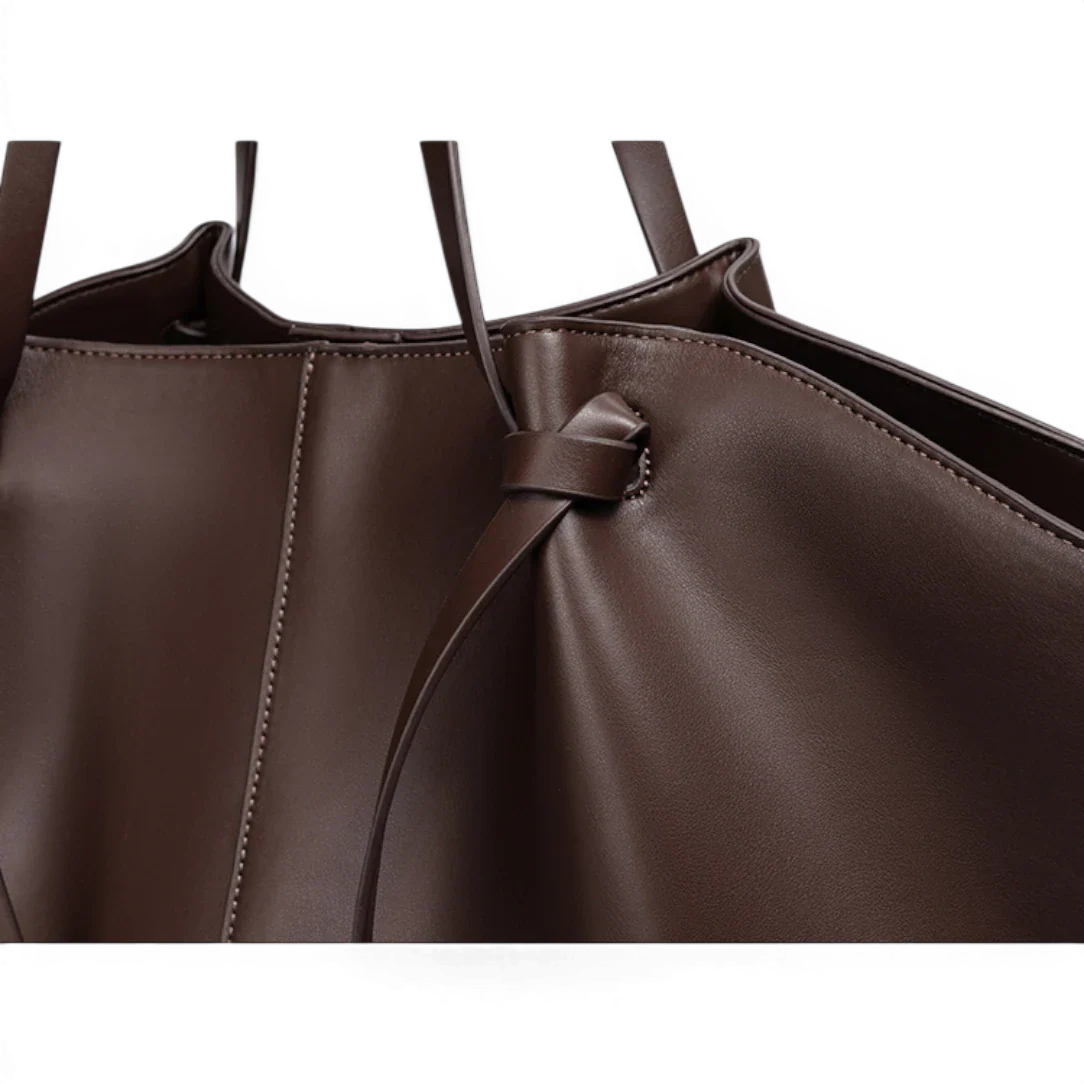 Sac à main de cours en cuir marron avec fermeture à cordon et détails de couture subtils grande capacité ines