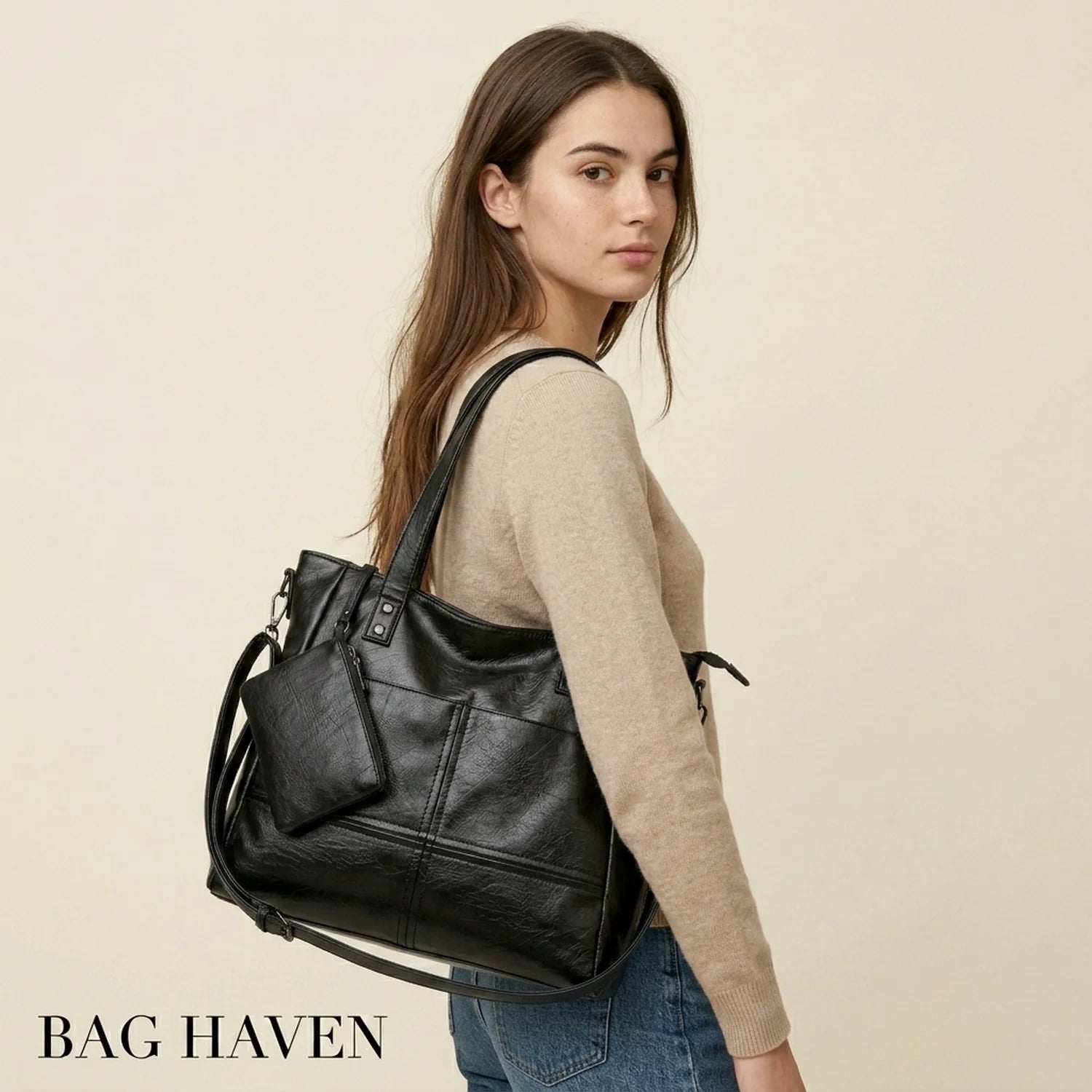 Sac à main verni noir en cuir avec bandoulière amovible et pochette attachée modèle spacieux cours montaigne