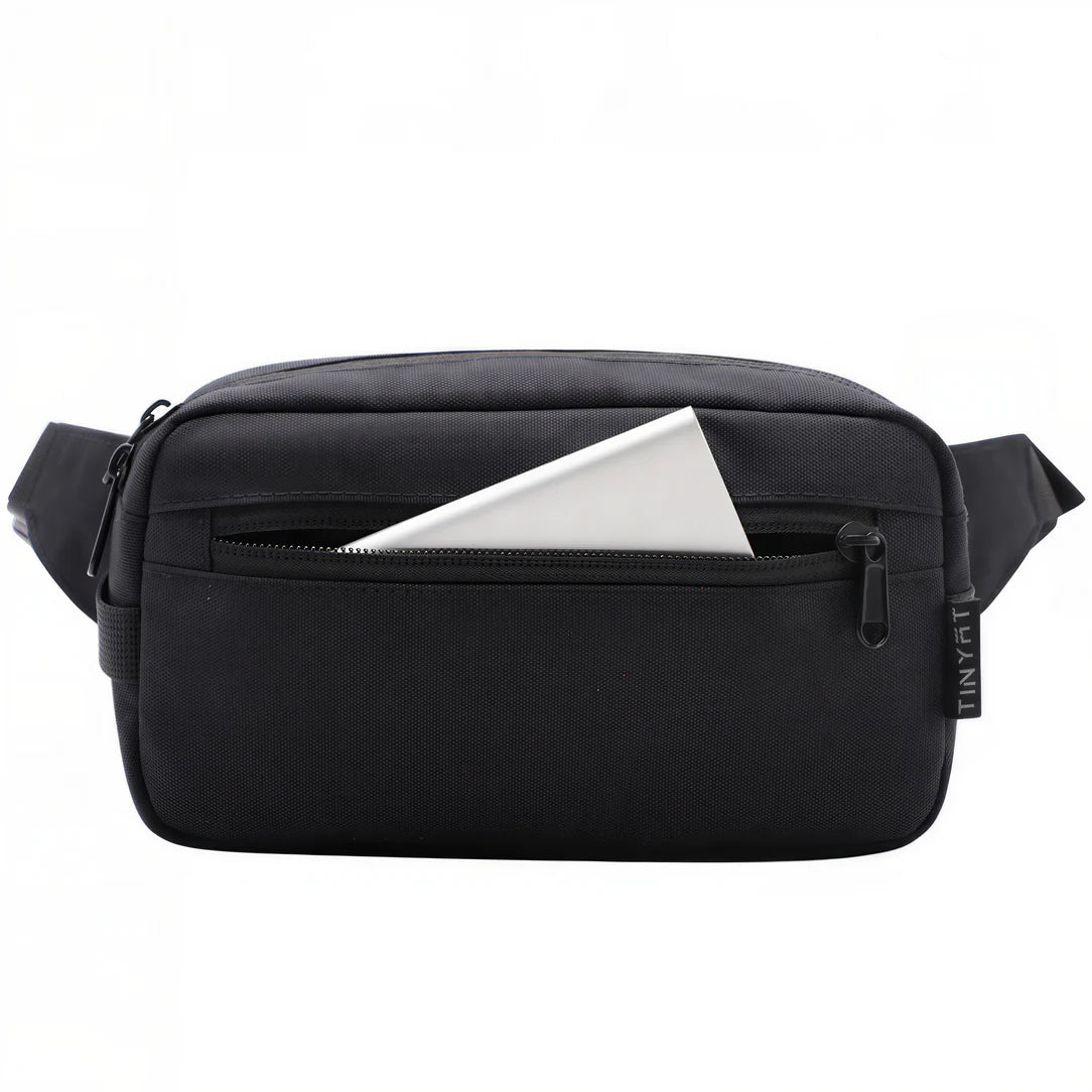 Sac banane noir Black Edition Tinyat avec objet blanc dans la poche frontale