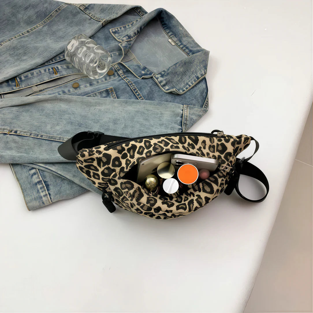 Sac banane XL léopard avec contenus, parfait pour un style audacieux et pratique