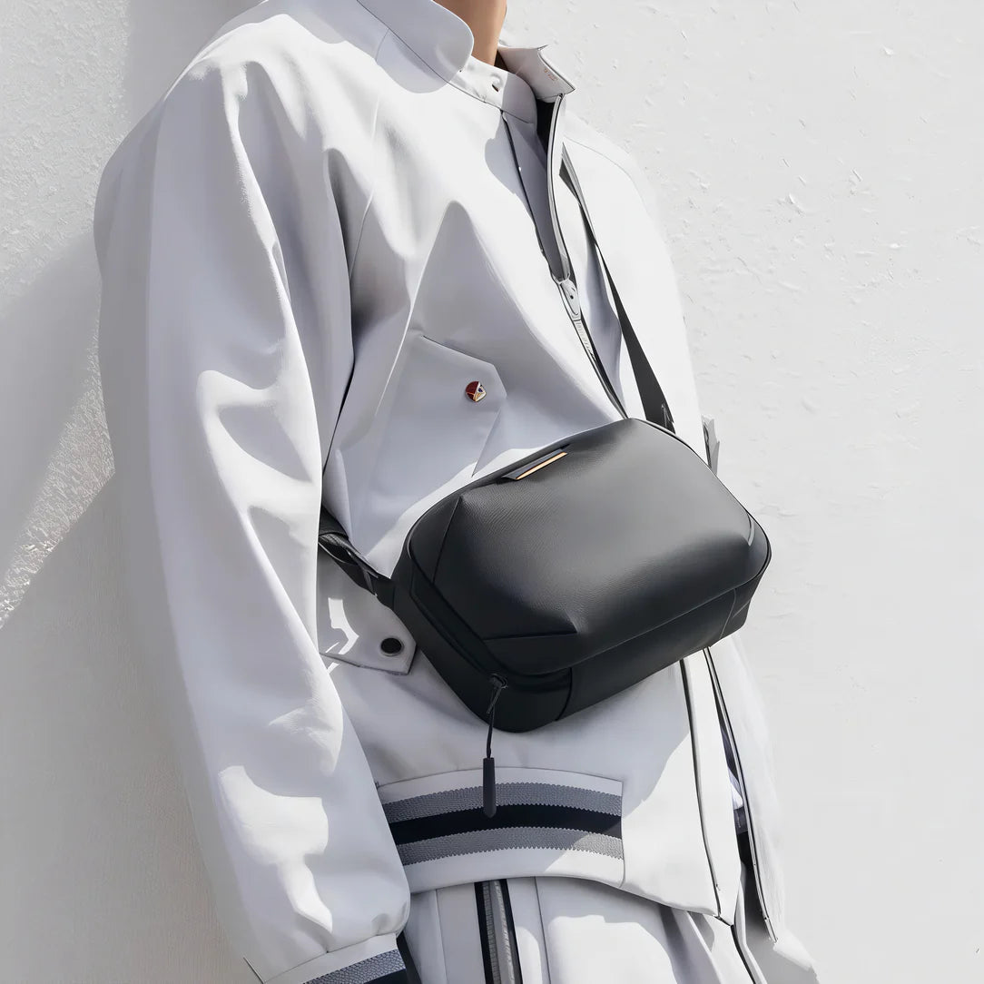 Sac à bandoulière en tissu Tesra avec design moderne et bandoulière noire