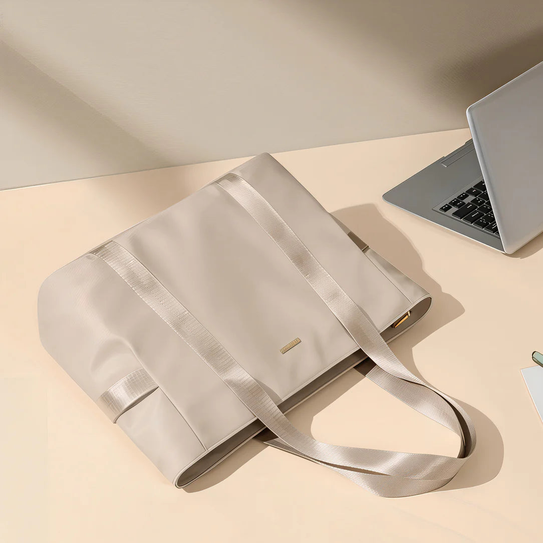 Sac de cour étudiante Myriade en beige avec effets personnels et bandoulière en ruban