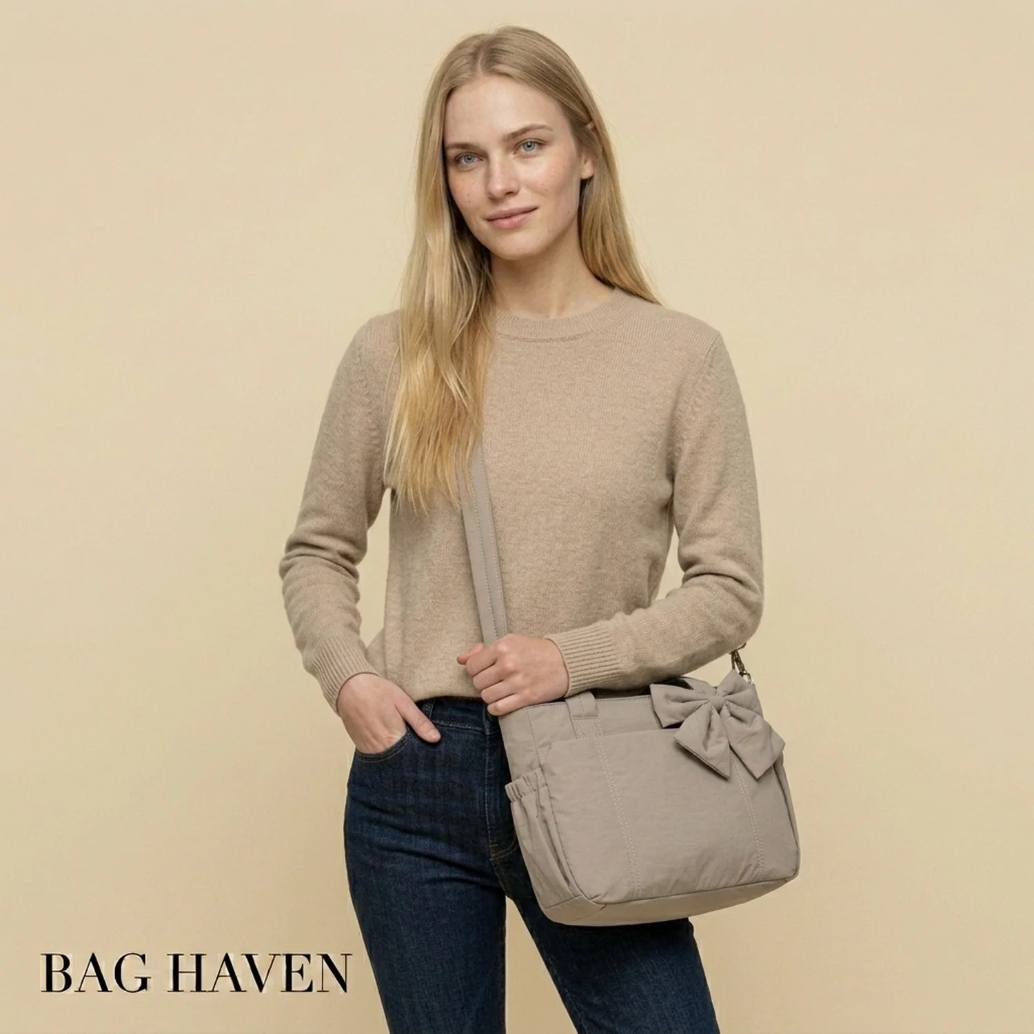 Sac de cours souple beige à bandoulière avec un grand nœud décoratif pour un style féminin et pratique