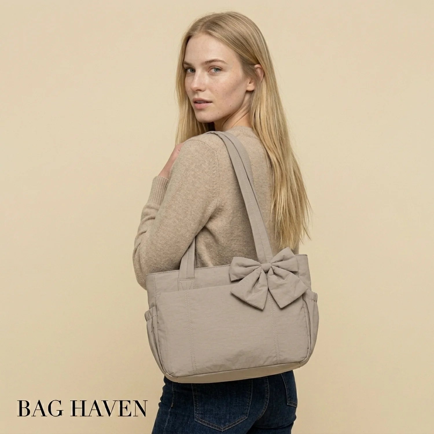 Sac de cours souple beige en toile avec un noeud en relief sur le devant sac flora à bandoulière