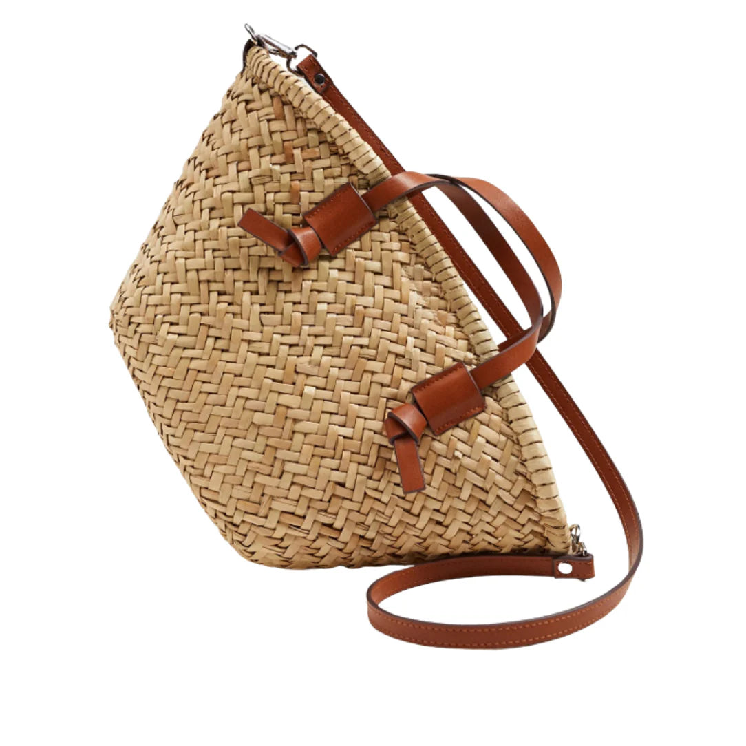 Sac de plage en paille Dunéa avec lanières en cuir, parfait pour journées ensoleillées et balades estivales