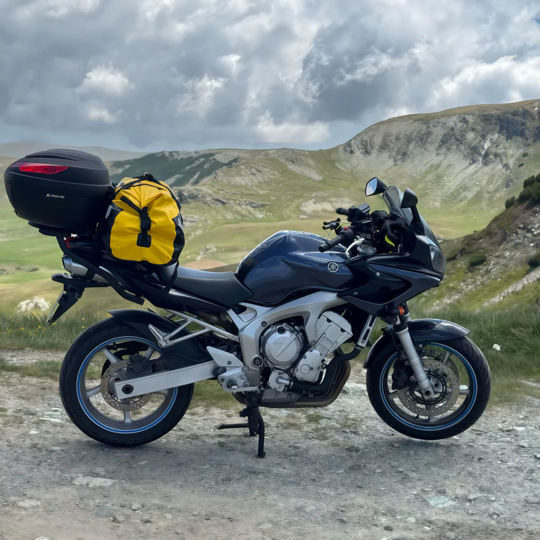 Sac de selle moto étanche avec vue d’une selle moto dark blue Yamaha élégante
