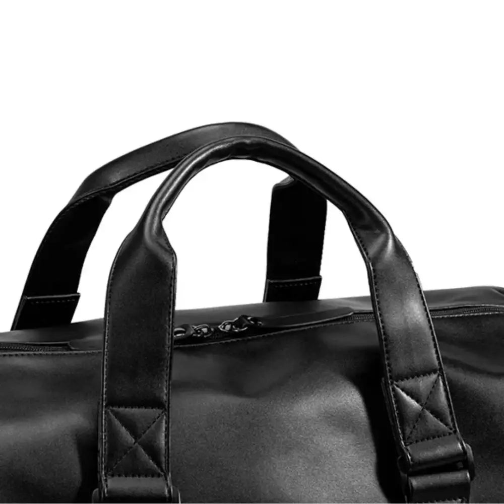 Poignées du sac de sport en cuir noir.