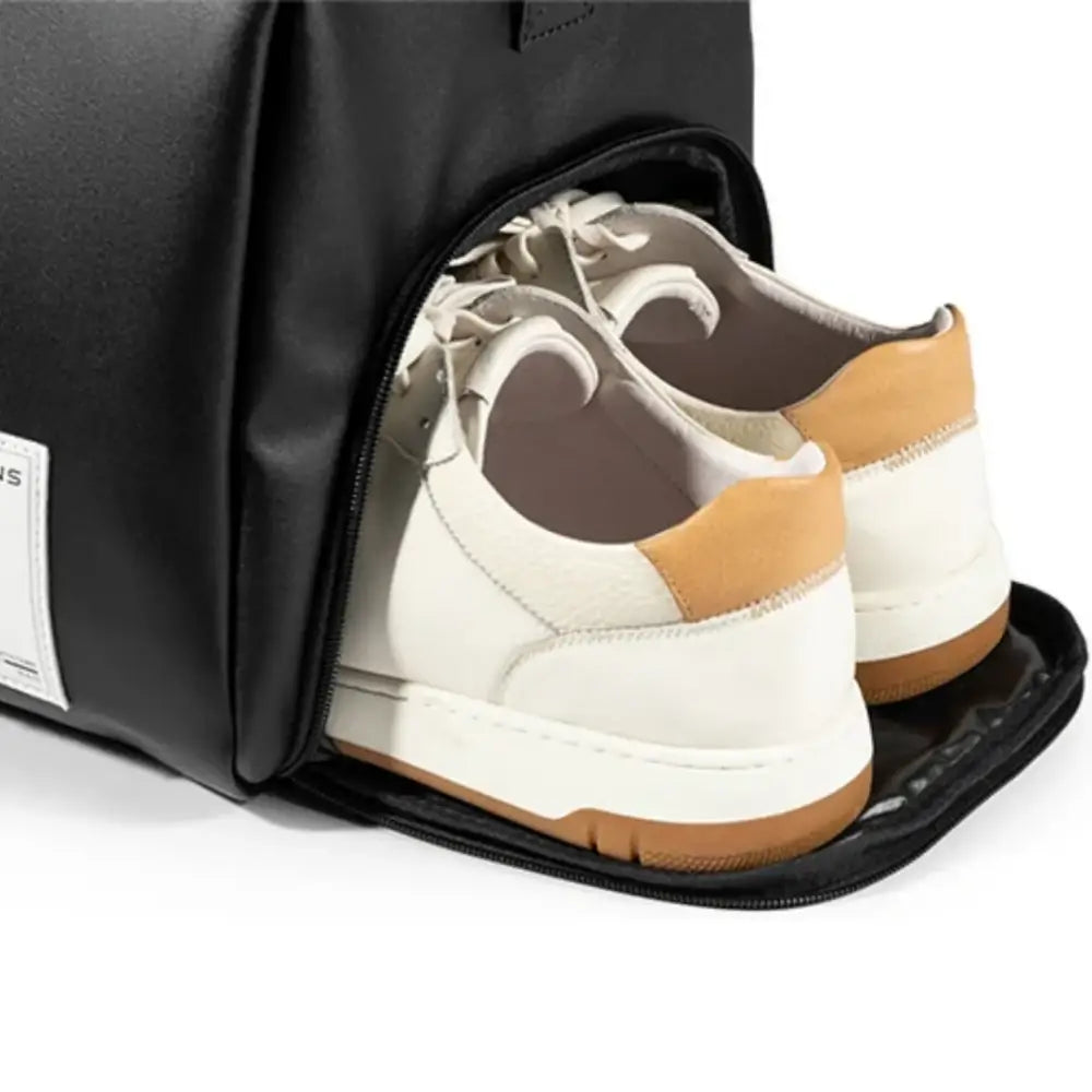 Sac de sport noir et baskets blanches.