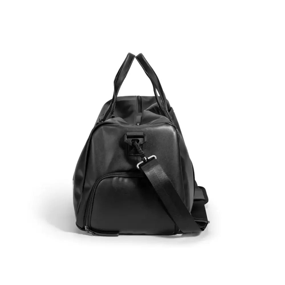 Sac de sport en cuir noir.