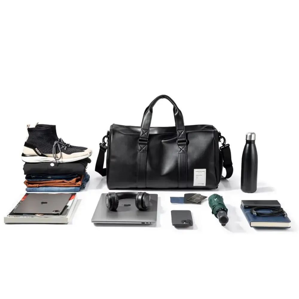Sac de sport en cuir noir.