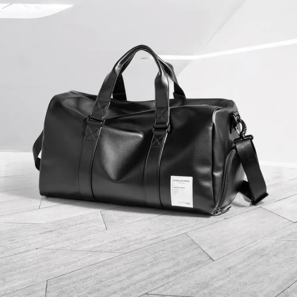 Sac de sport en cuir noir.