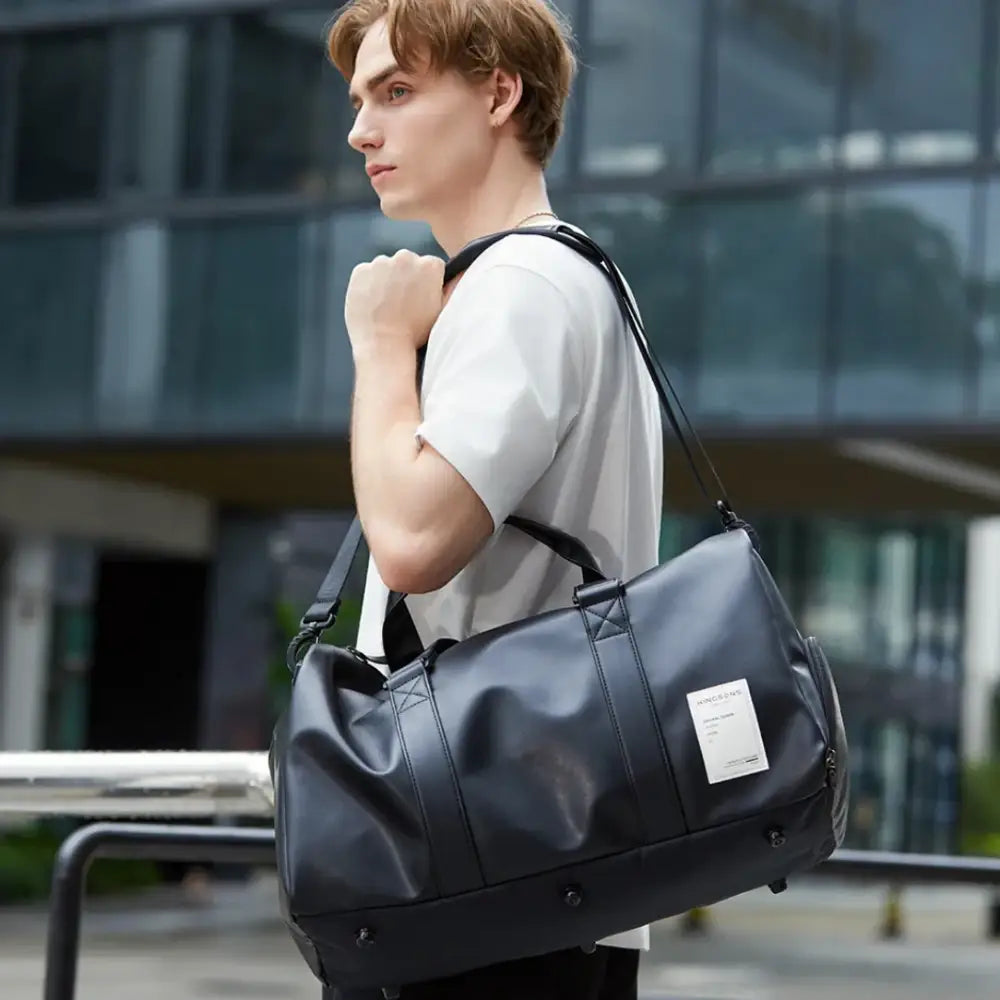 Sac de sport noir.
