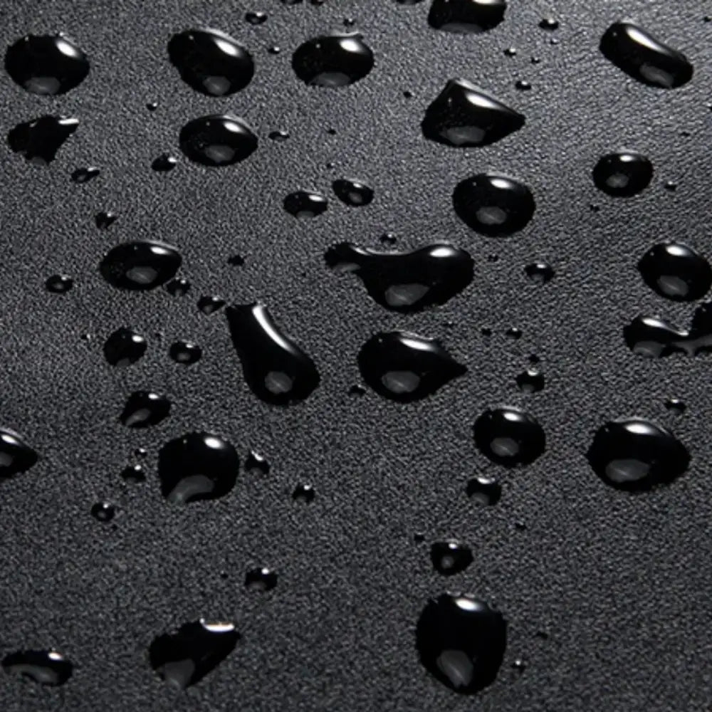 Gouttes d’eau sur une surface texturée.